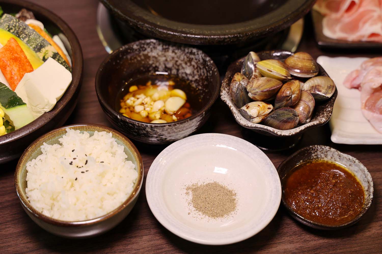 高雄美食-佬饕私鍋 岡山不只有羊肉!? 老宅爆炒石頭鍋丨私房雞湯鍋