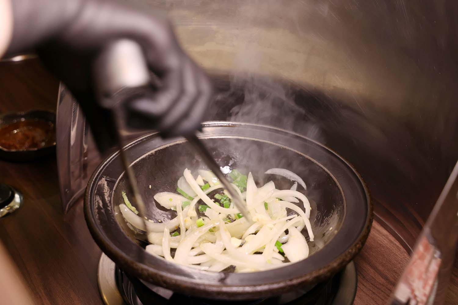 高雄美食-佬饕私鍋 岡山不只有羊肉!? 老宅爆炒石頭鍋丨私房雞湯鍋
