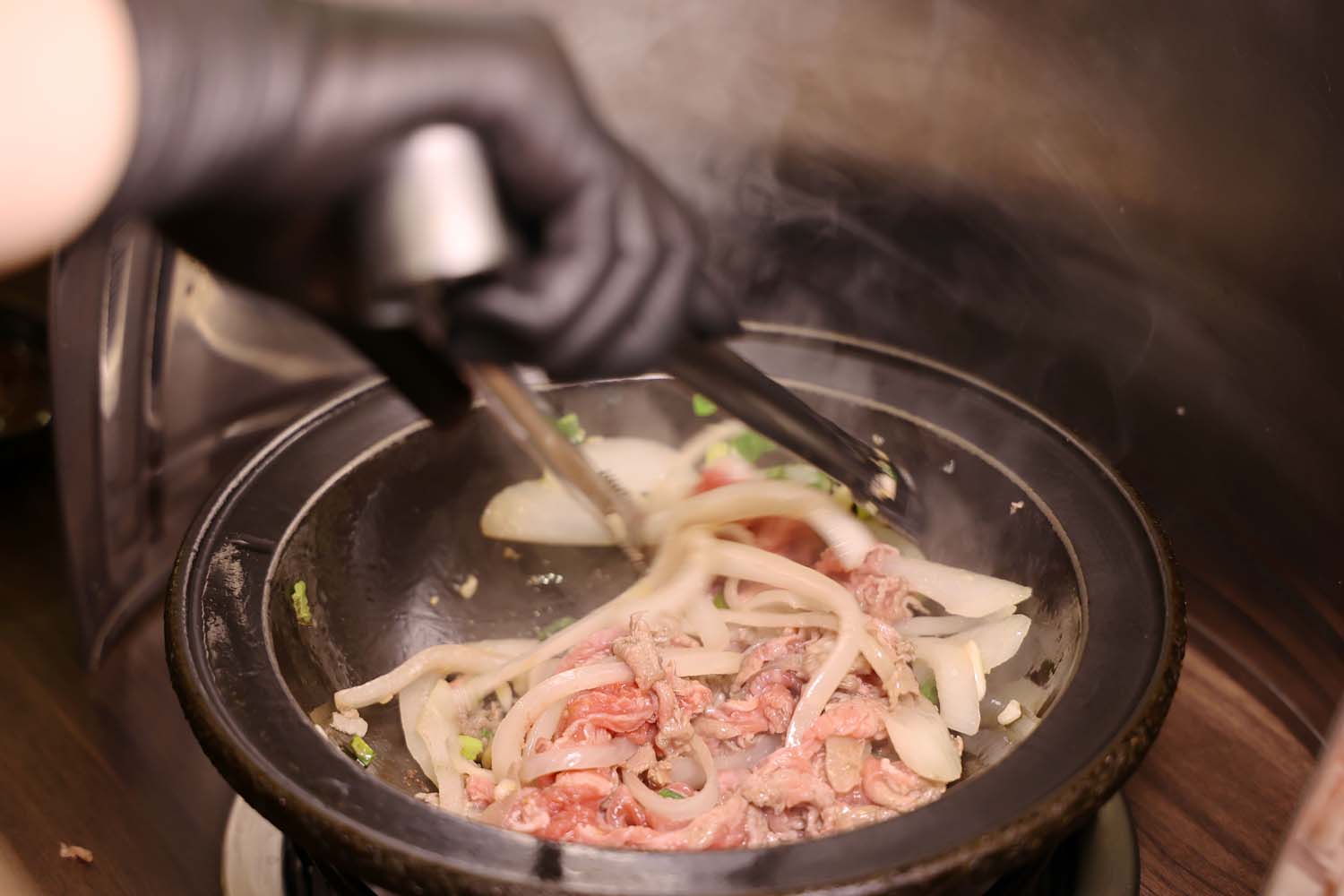 高雄美食-佬饕私鍋 岡山不只有羊肉!? 老宅爆炒石頭鍋丨私房雞湯鍋