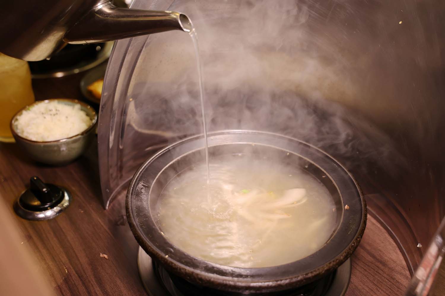 高雄美食-佬饕私鍋 岡山不只有羊肉!? 老宅爆炒石頭鍋丨私房雞湯鍋