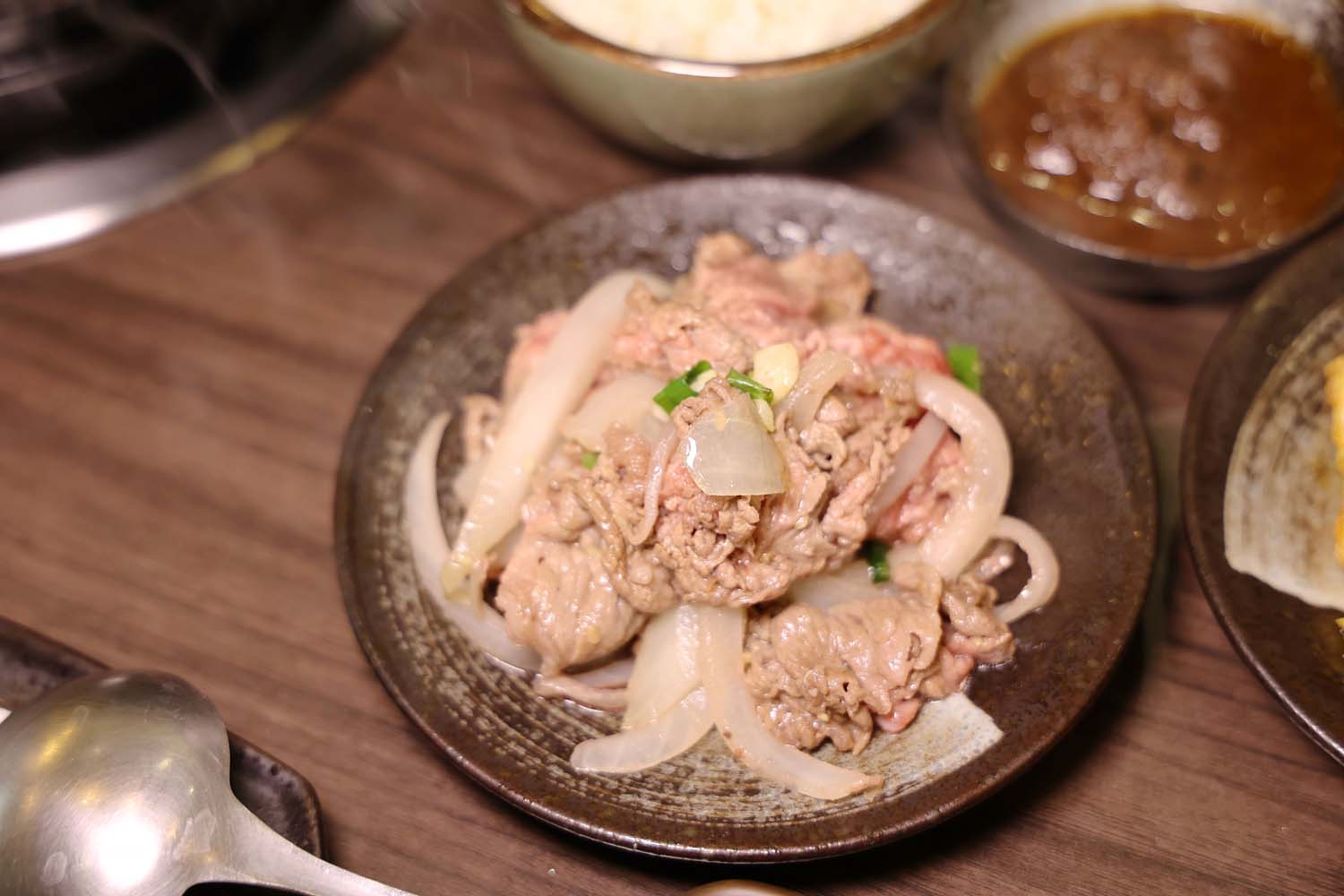 高雄美食-佬饕私鍋 岡山不只有羊肉!? 老宅爆炒石頭鍋丨私房雞湯鍋