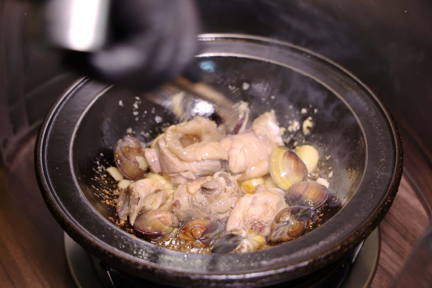 高雄美食-佬饕私鍋 岡山不只有羊肉!? 老宅爆炒石頭鍋丨私房雞湯鍋