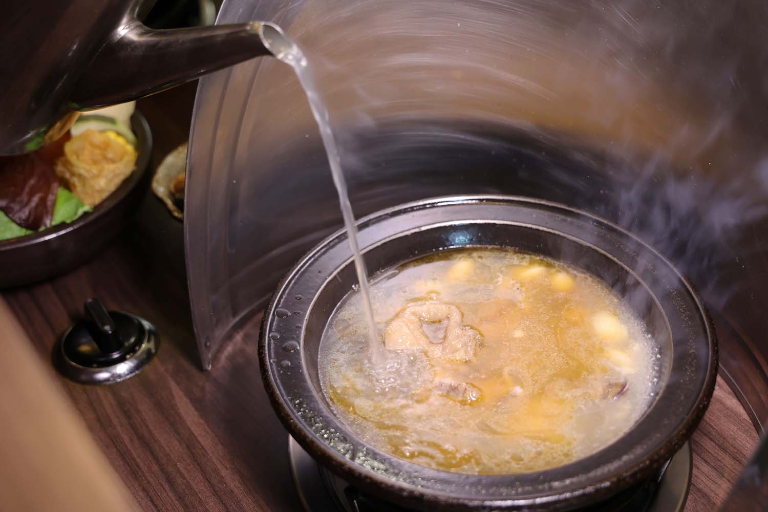高雄美食-佬饕私鍋 岡山不只有羊肉!? 老宅爆炒石頭鍋丨私房雞湯鍋