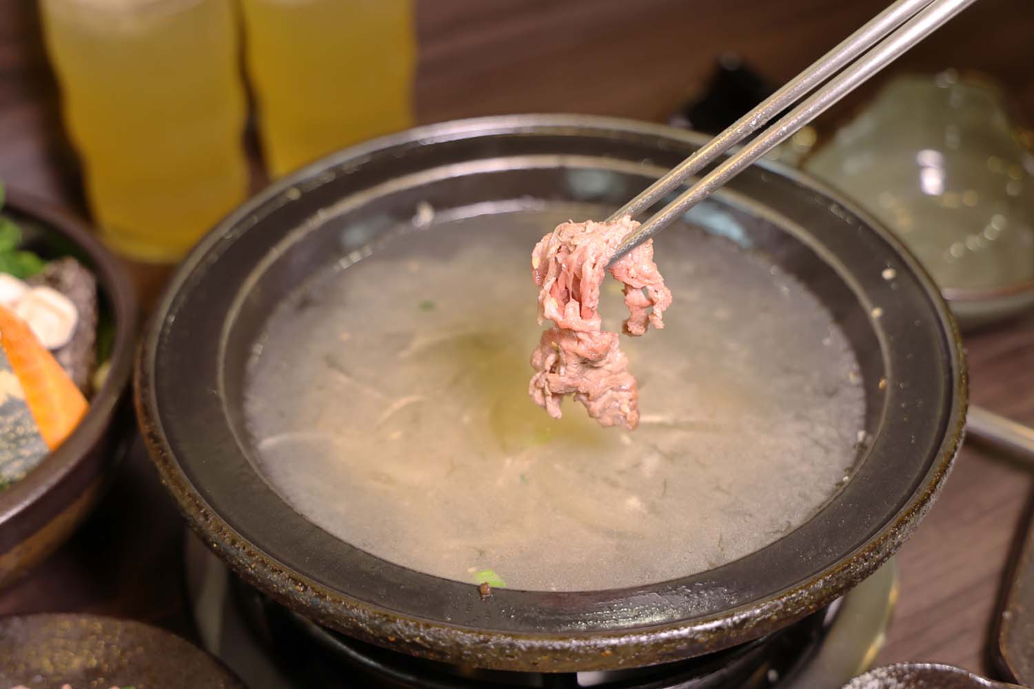高雄美食-佬饕私鍋 岡山不只有羊肉!? 老宅爆炒石頭鍋丨私房雞湯鍋