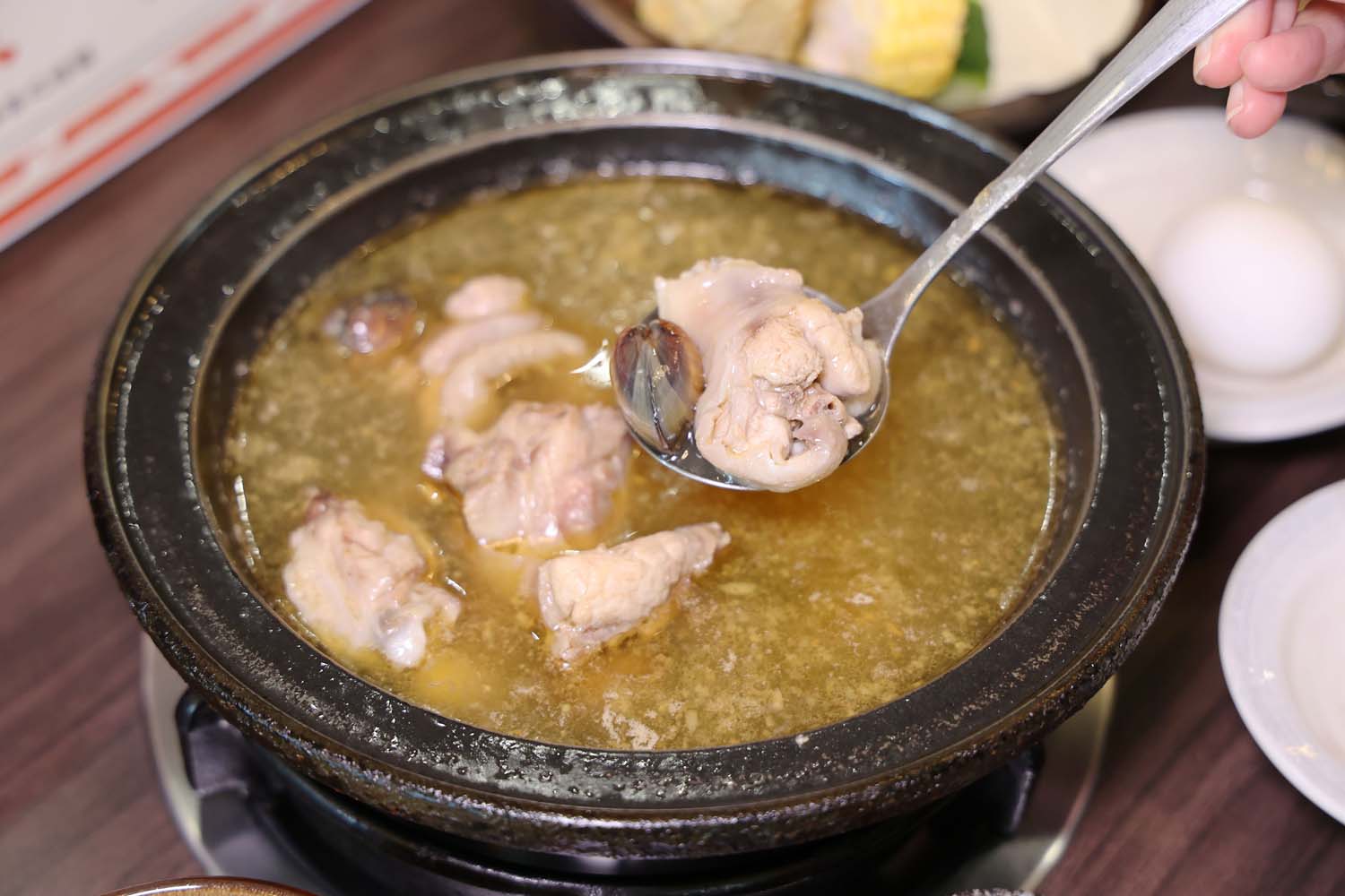 高雄美食-佬饕私鍋 岡山不只有羊肉!? 老宅爆炒石頭鍋丨私房雞湯鍋