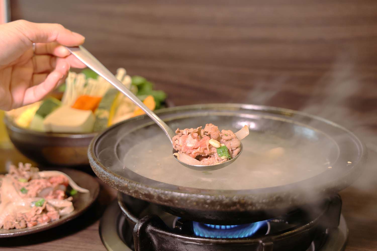高雄美食-佬饕私鍋 岡山不只有羊肉!? 老宅爆炒石頭鍋丨私房雞湯鍋