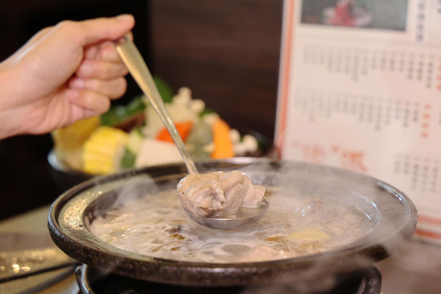高雄美食-佬饕私鍋 岡山不只有羊肉!? 老宅爆炒石頭鍋丨私房雞湯鍋