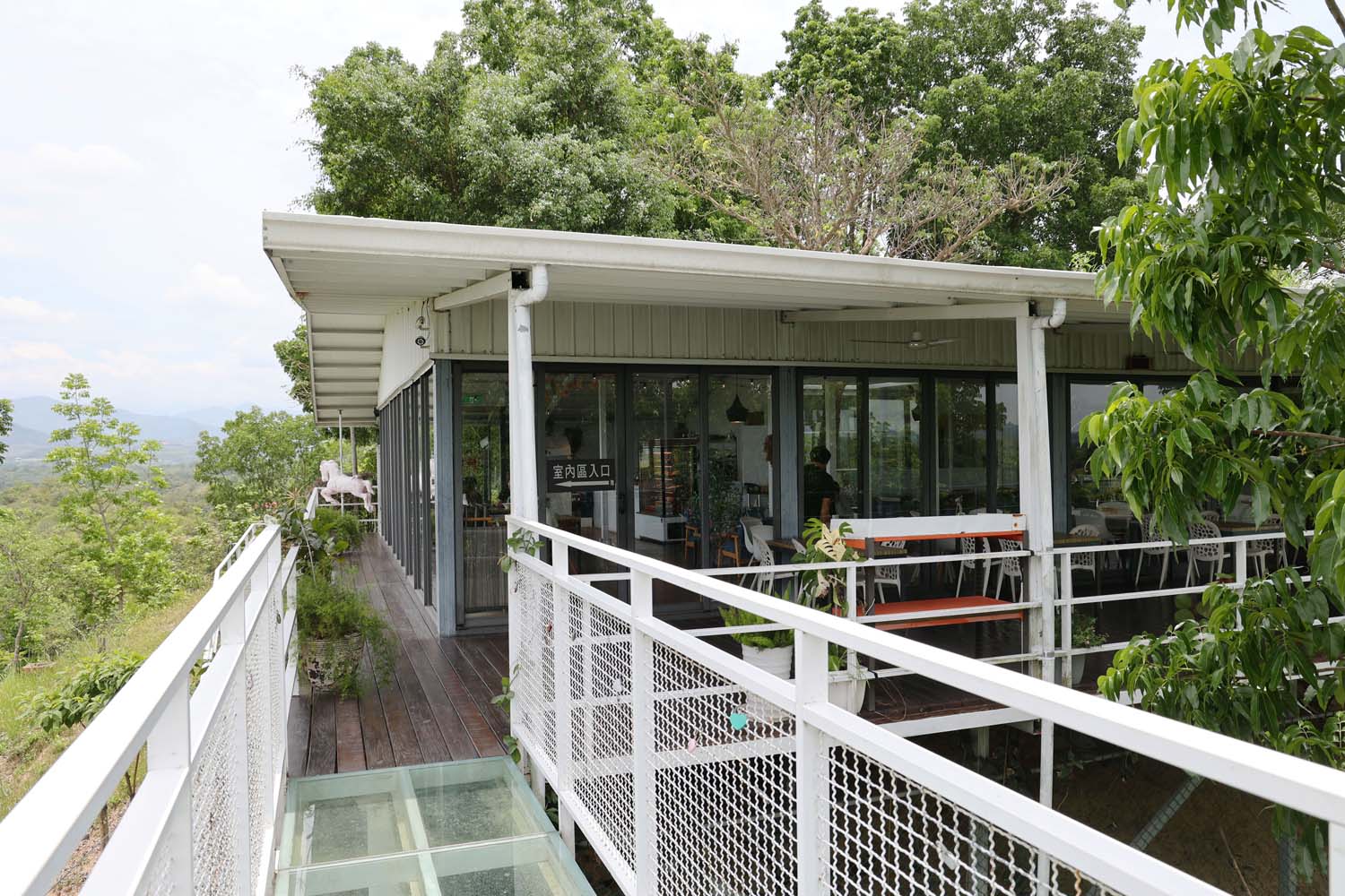 台南美食-魔法森林景觀咖啡小餐館 森林系白色咖啡小屋丨享受270度山林視野美景