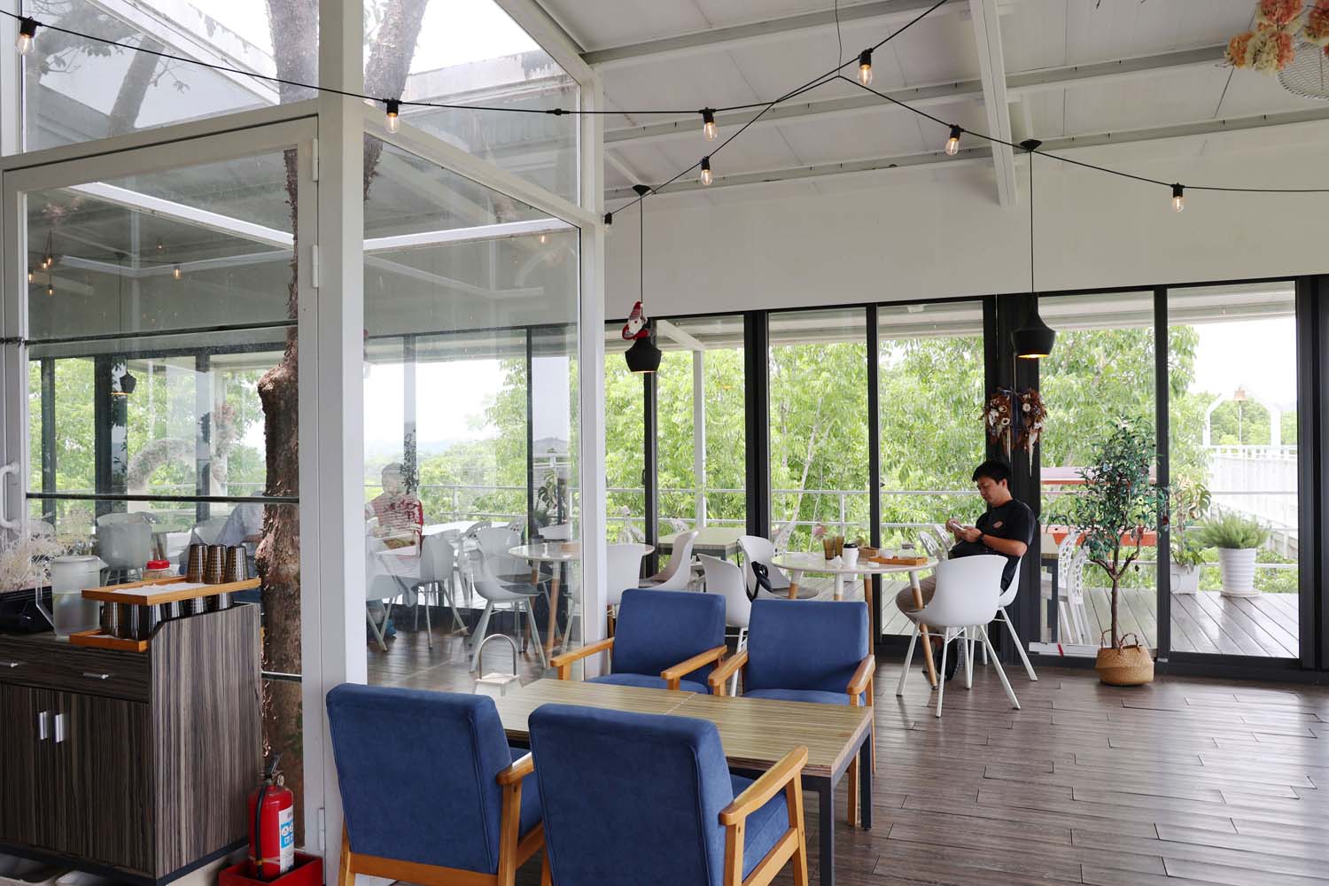 台南美食-魔法森林景觀咖啡小餐館 森林系白色咖啡小屋丨享受270度山林視野美景