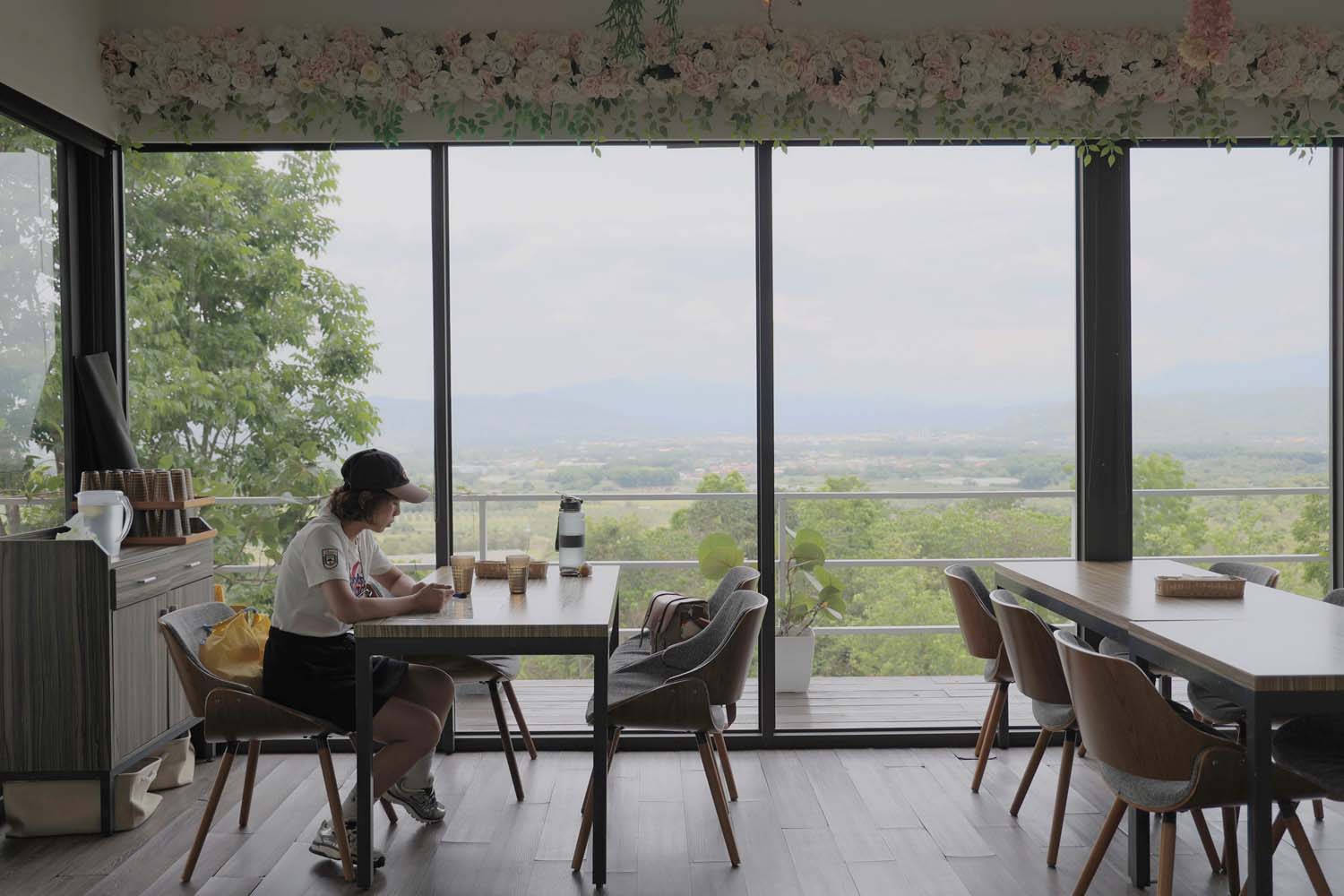 台南美食-魔法森林景觀咖啡小餐館 森林系白色咖啡小屋丨享受270度山林視野美景