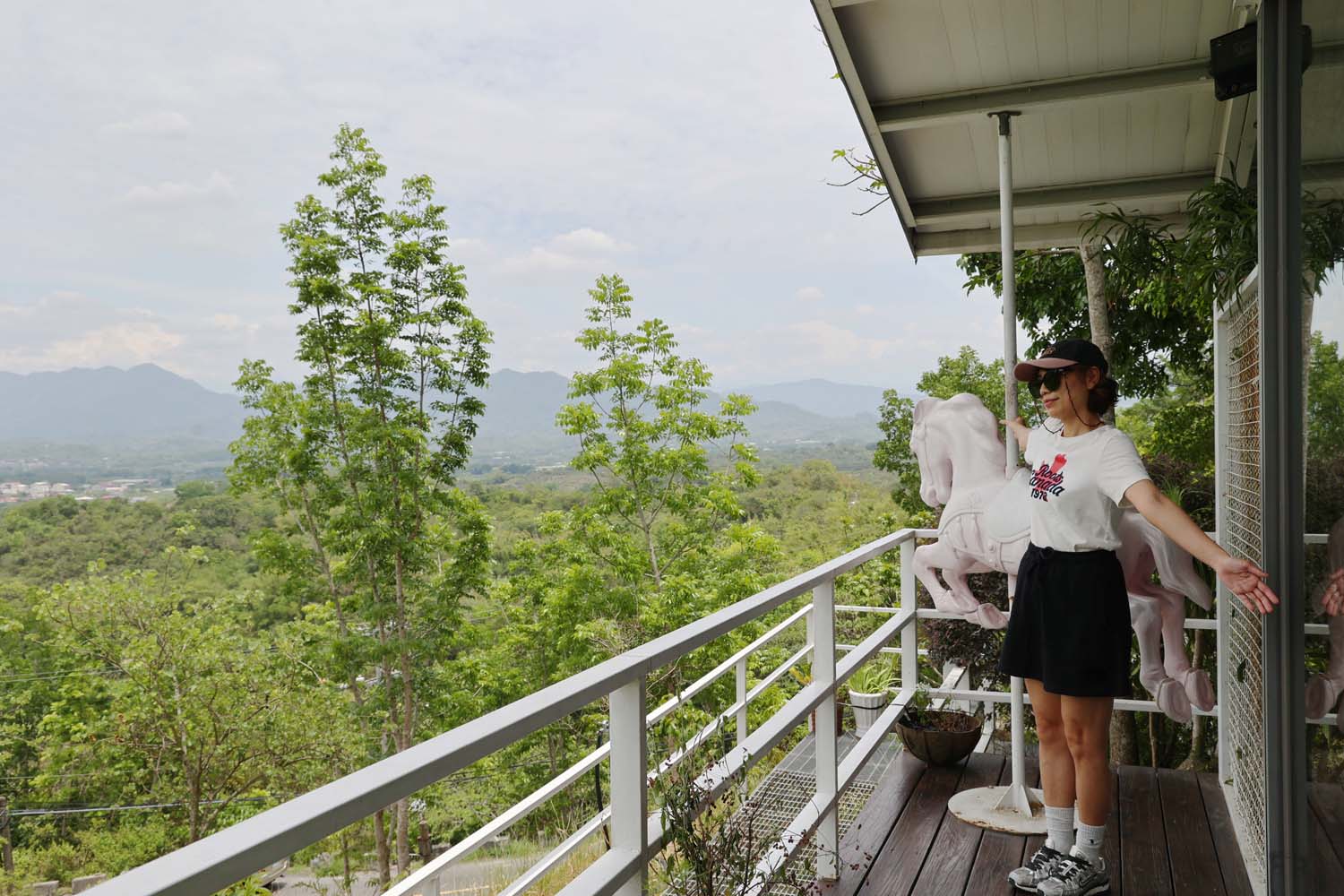 台南美食-魔法森林景觀咖啡小餐館 森林系白色咖啡小屋丨享受270度山林視野美景
