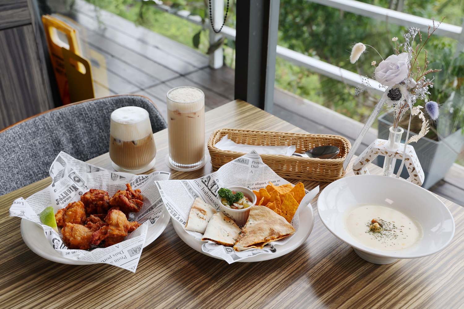 台南美食-魔法森林景觀咖啡小餐館 森林系白色咖啡小屋丨享受270度山林視野美景