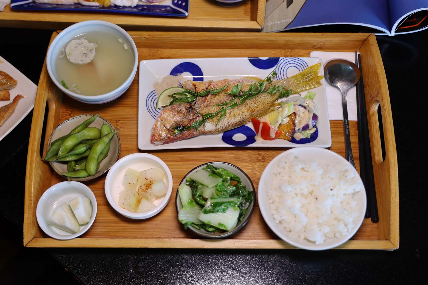高雄美食-意滿漁 赤崁海濱旁的海景咖啡餐廳丨提供每日限定鮮魚料理套餐