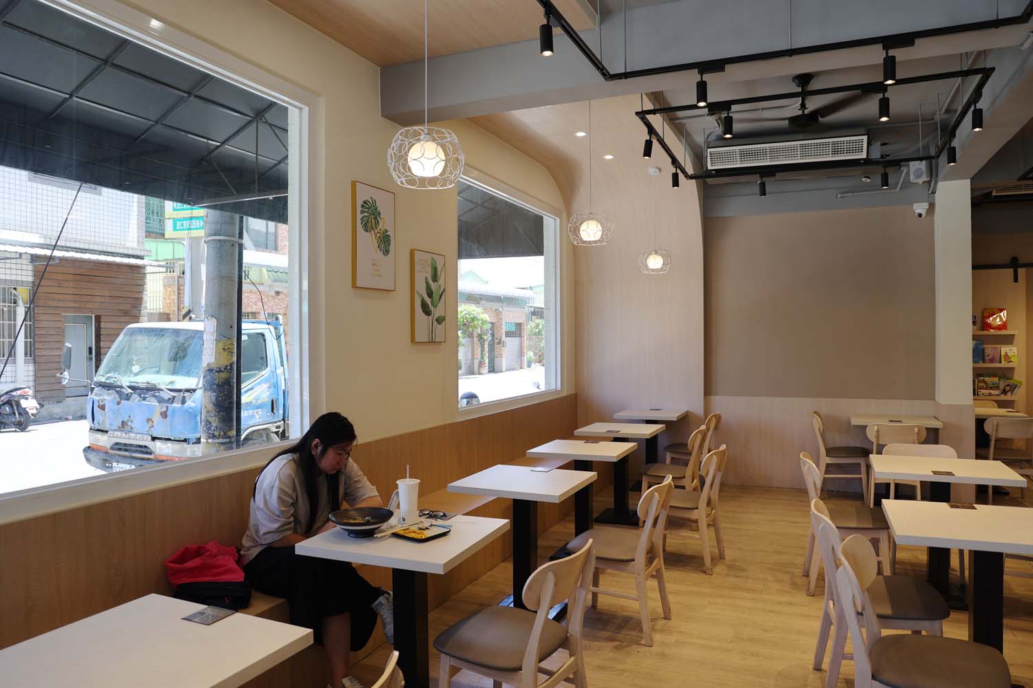 高雄美食-微光盒子 全天候早午餐・晚餐 丼飯丨鍋燒丨漢堡丨Brunch - 第3張圖 高雄美食-微光盒子 全天候早午餐・晚餐 丼飯丨鍋燒丨漢堡丨Brunch