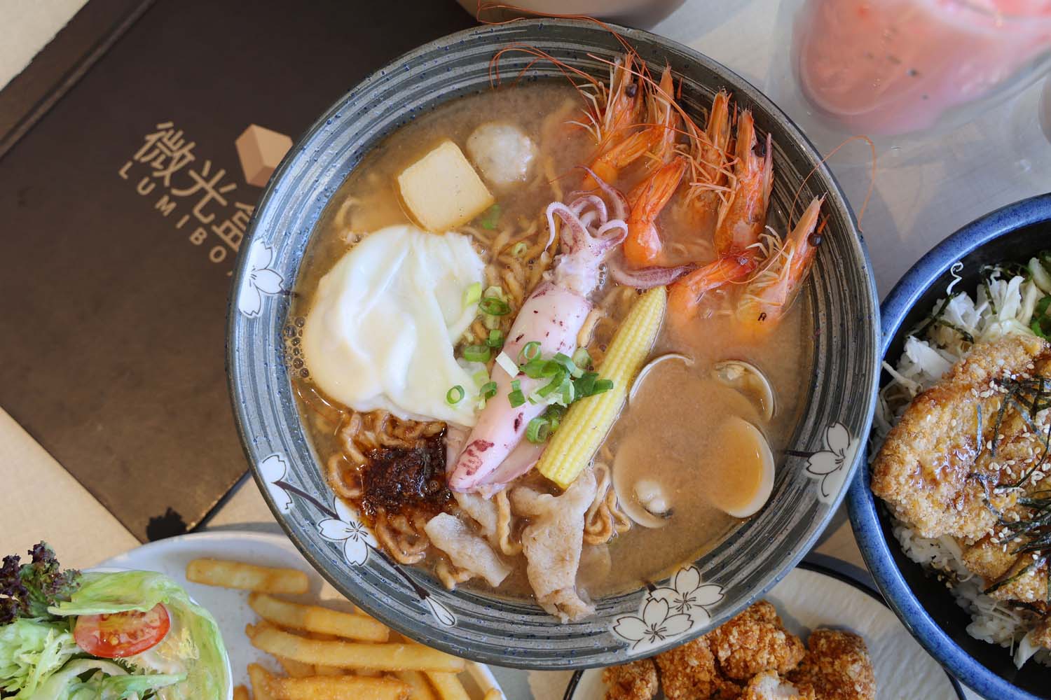 高雄美食-微光盒子 全天候早午餐・晚餐 丼飯丨鍋燒丨漢堡丨Brunch