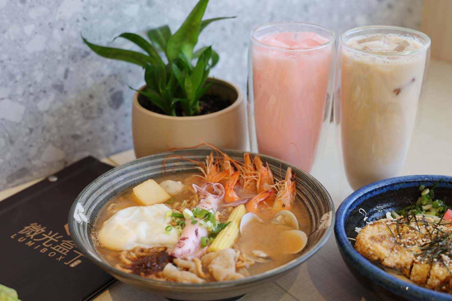 高雄美食-微光盒子 全天候早午餐・晚餐 丼飯丨鍋燒丨漢堡丨Brunch