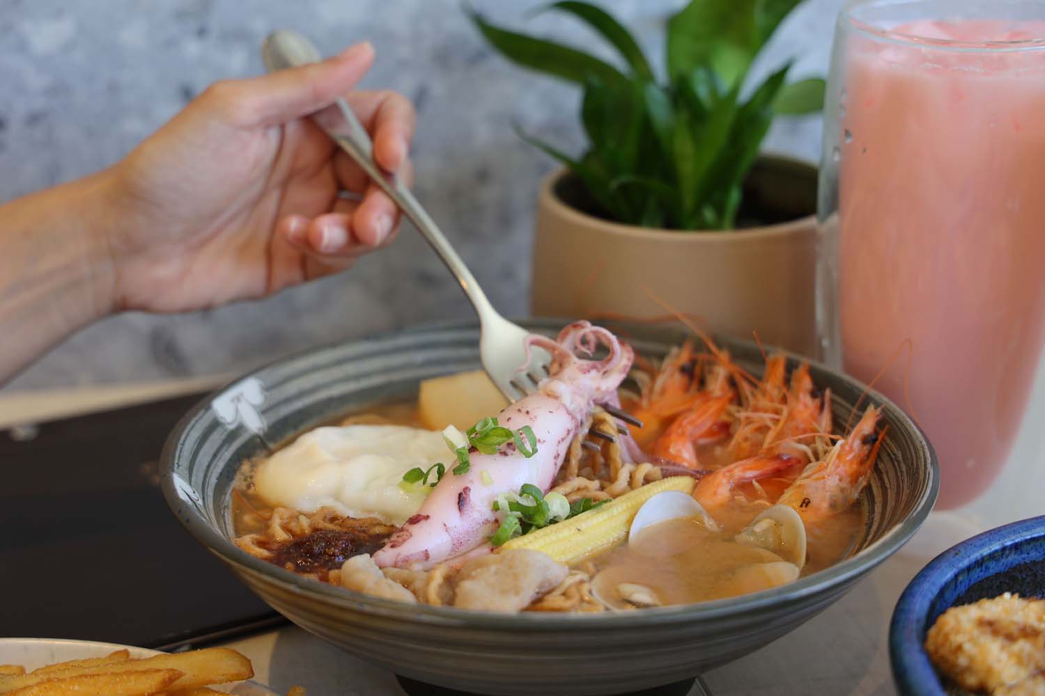 高雄美食-微光盒子 全天候早午餐・晚餐 丼飯丨鍋燒丨漢堡丨Brunch