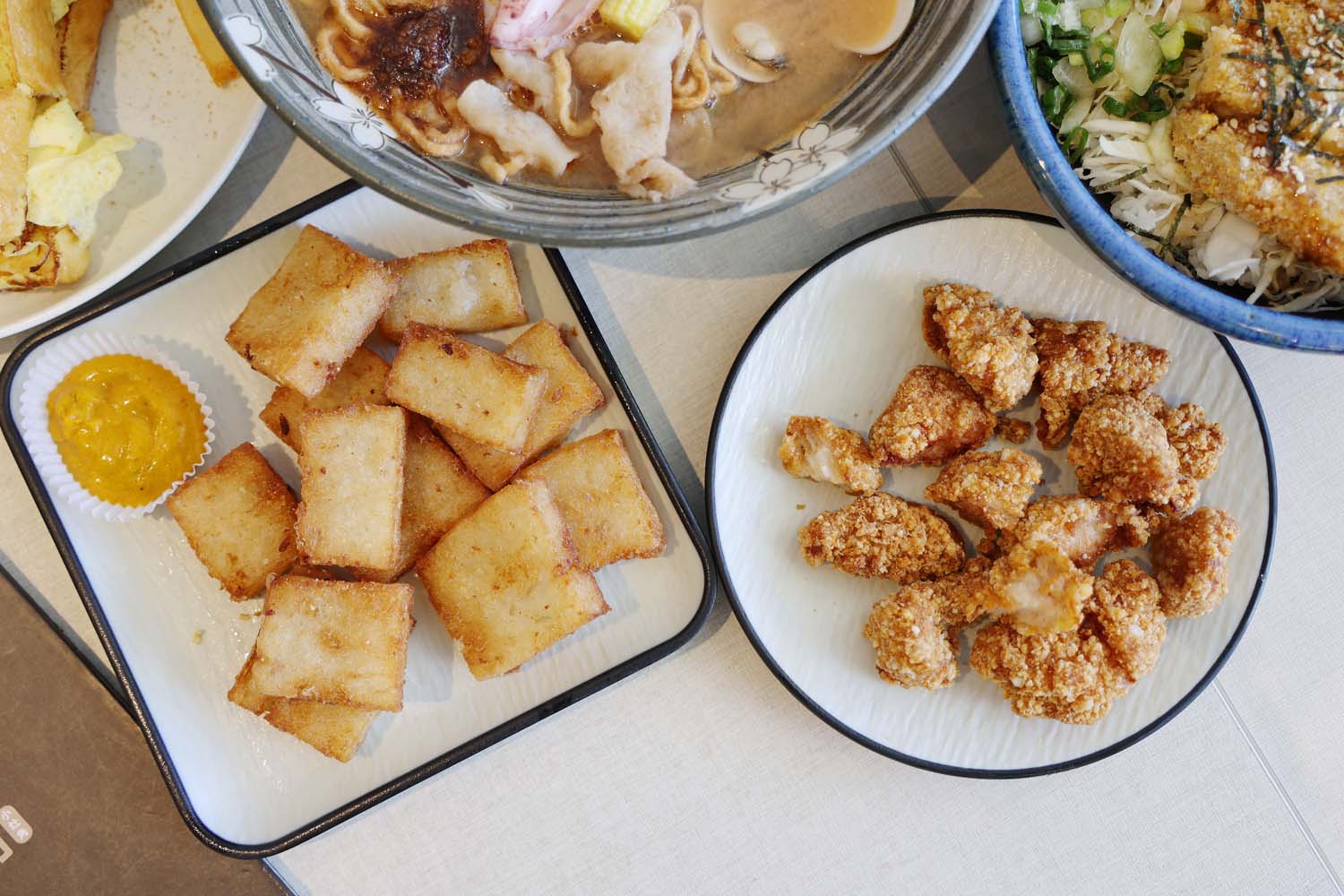 高雄美食-微光盒子 全天候早午餐・晚餐 丼飯丨鍋燒丨漢堡丨Brunch