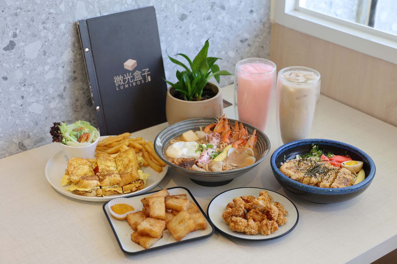 高雄美食-微光盒子 全天候早午餐・晚餐 丼飯丨鍋燒丨漢堡丨Brunch